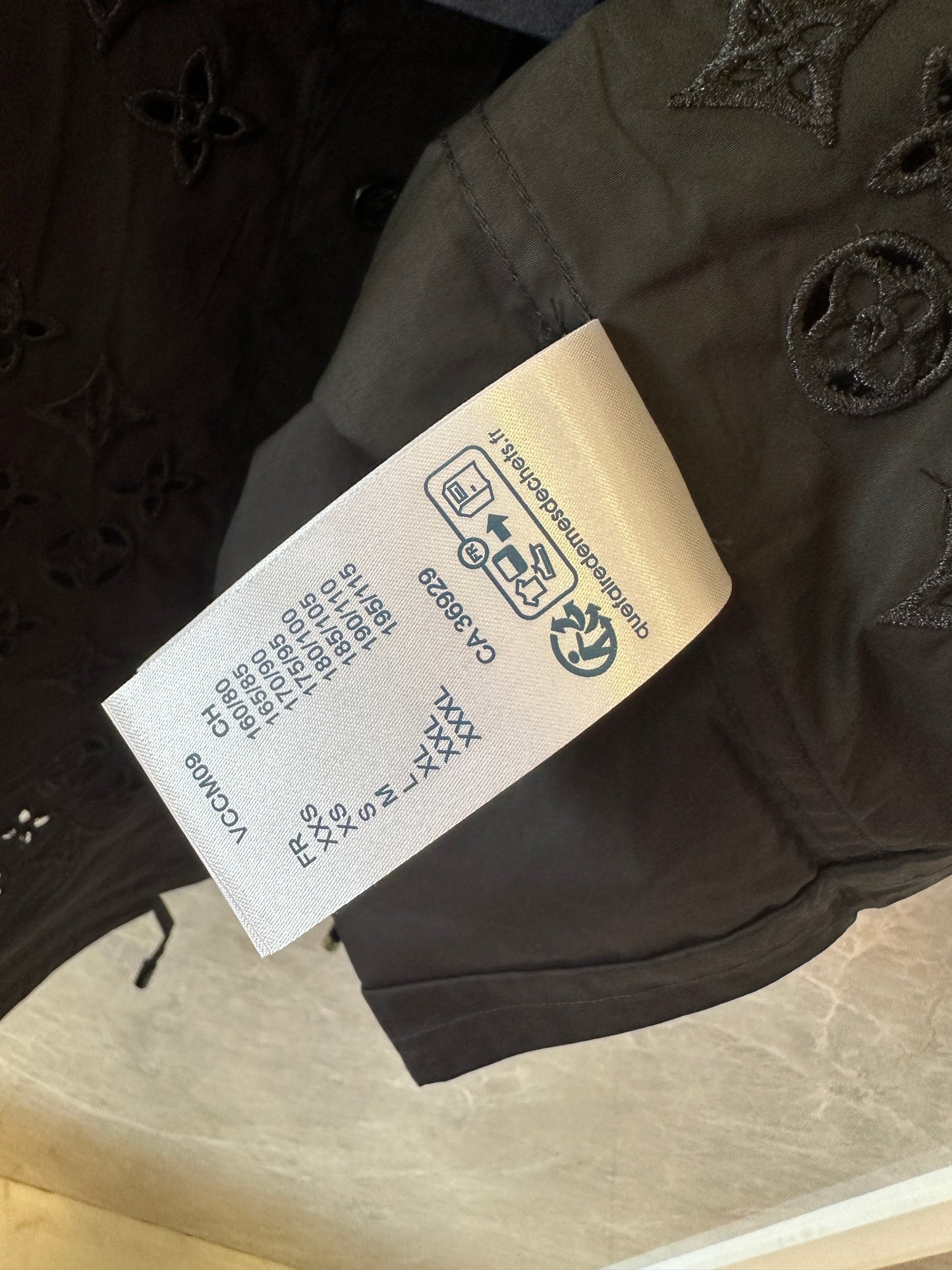 Camisa Louis Vuitton de Manga Curta Preta com Monogram Bordado