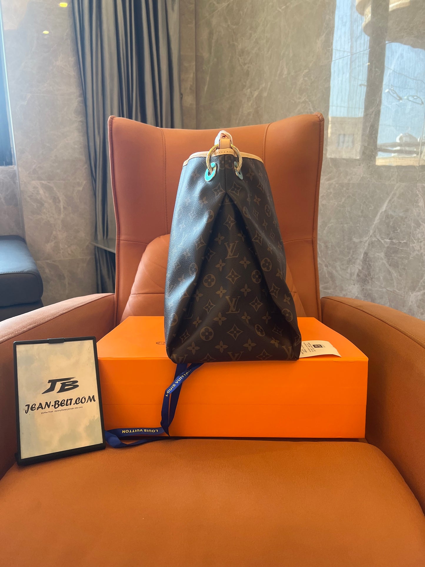 Lienzo con monograma de Louis Vuitton Artsy mm
