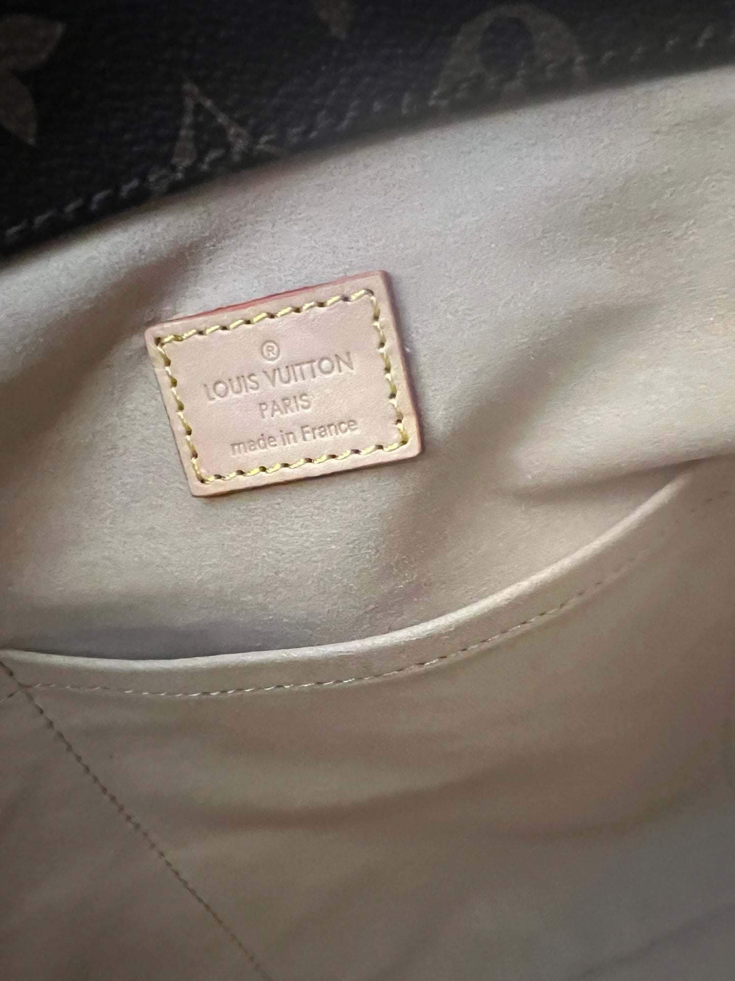 Lienzo con monograma de Louis Vuitton Artsy mm