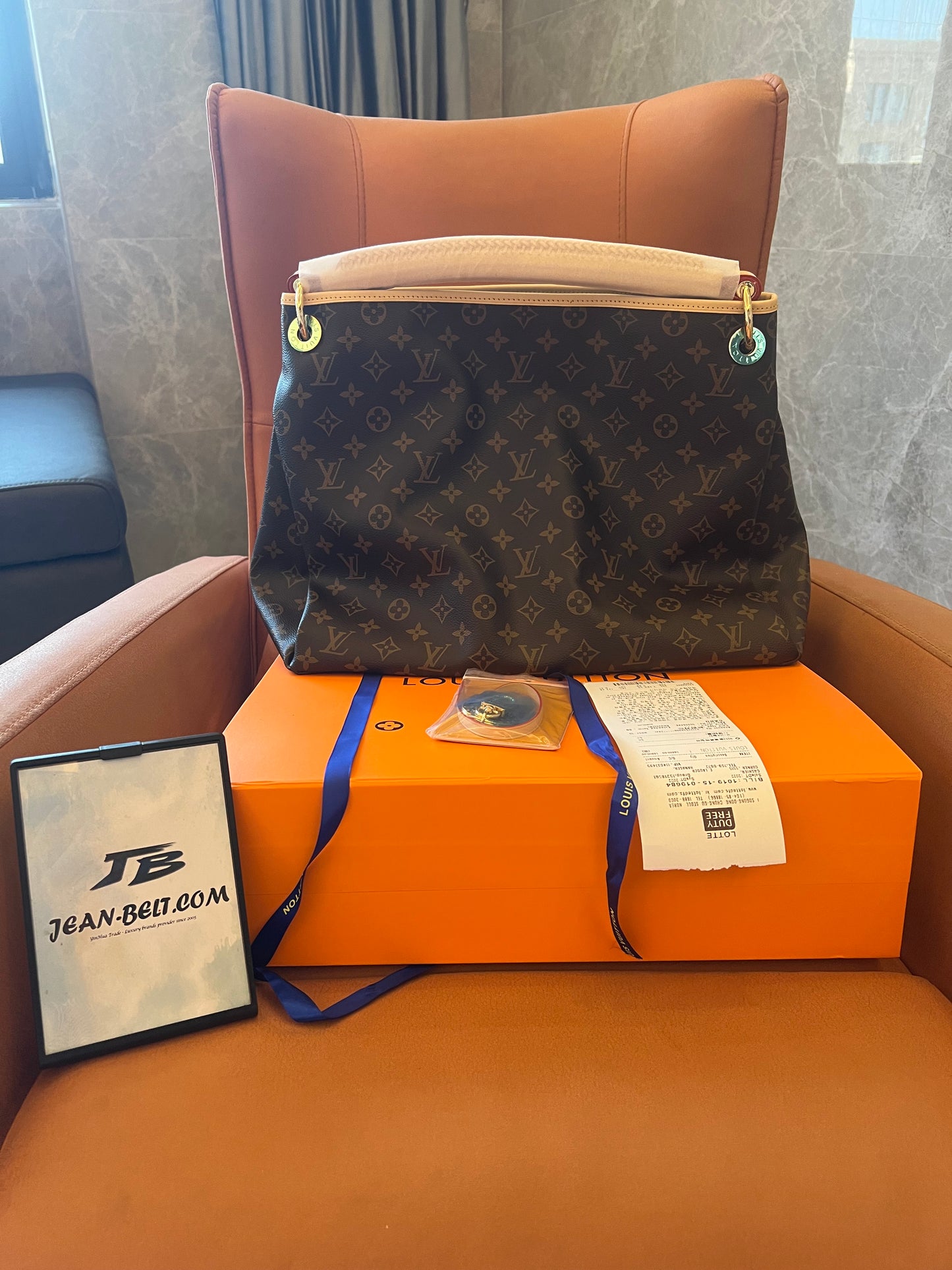 Lienzo con monograma de Louis Vuitton Artsy mm