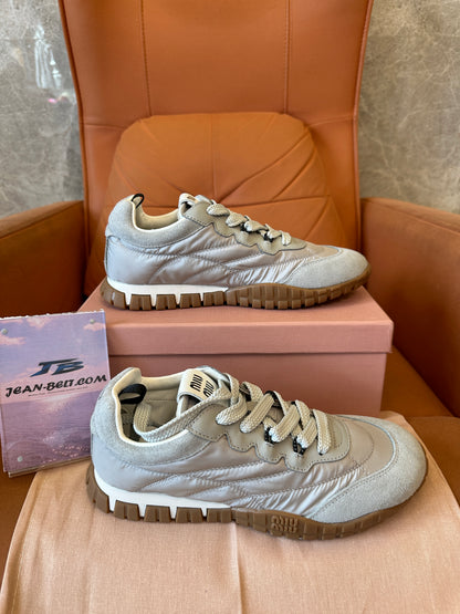 Sapatilhas Miu Miu de cano baixo – Nylon e Camurça Cinzentos com Sola de Borracha