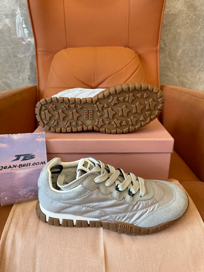 Sapatilhas Miu Miu de cano baixo – Nylon e Camurça Cinzentos com Sola de Borracha