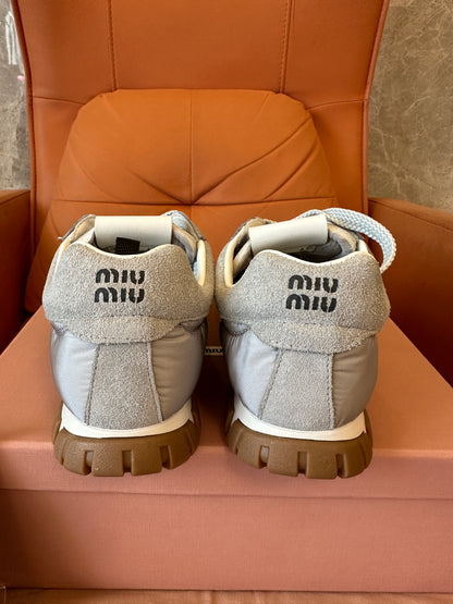 Sapatilhas Miu Miu de cano baixo – Nylon e Camurça Cinzentos com Sola de Borracha