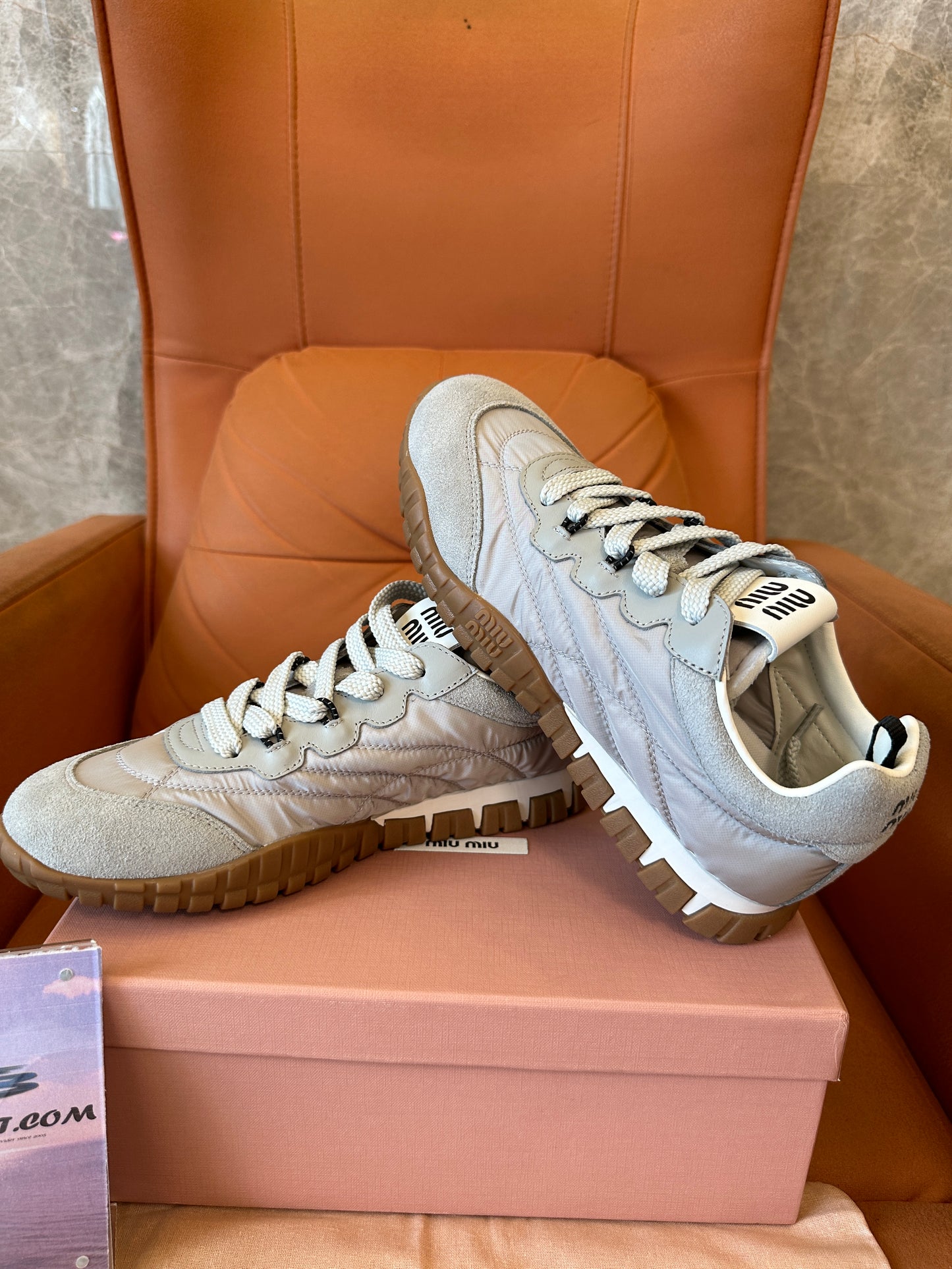 Sapatilhas Miu Miu de cano baixo – Nylon e Camurça Cinzentos com Sola de Borracha