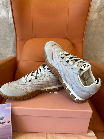 Sapatilhas Miu Miu de cano baixo – Nylon e Camurça Cinzentos com Sola de Borracha