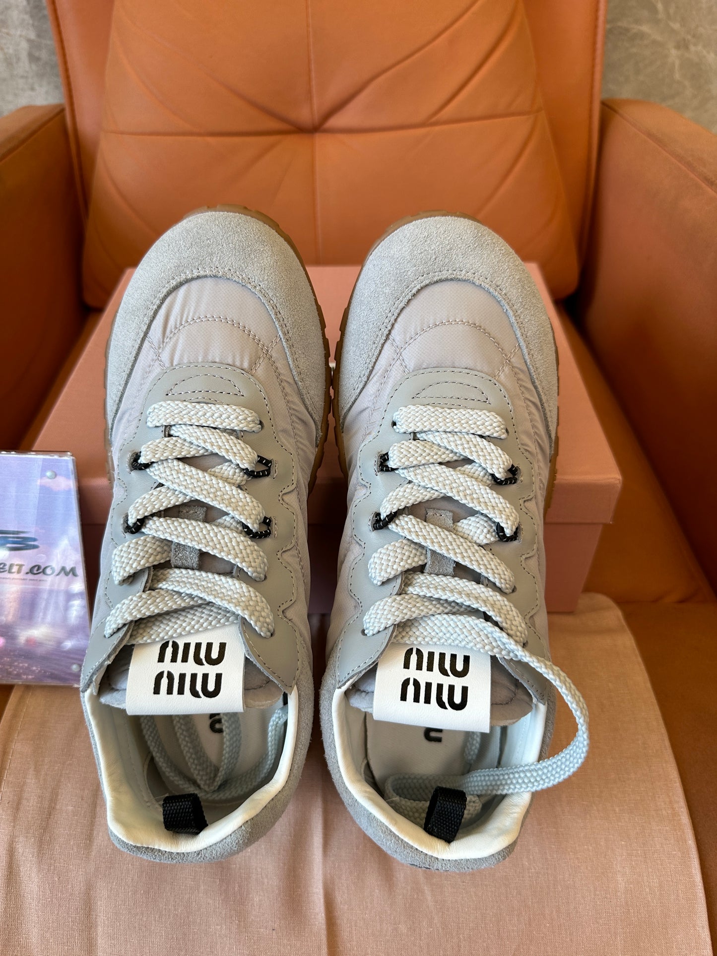 Sapatilhas Miu Miu de cano baixo – Nylon e Camurça Cinzentos com Sola de Borracha