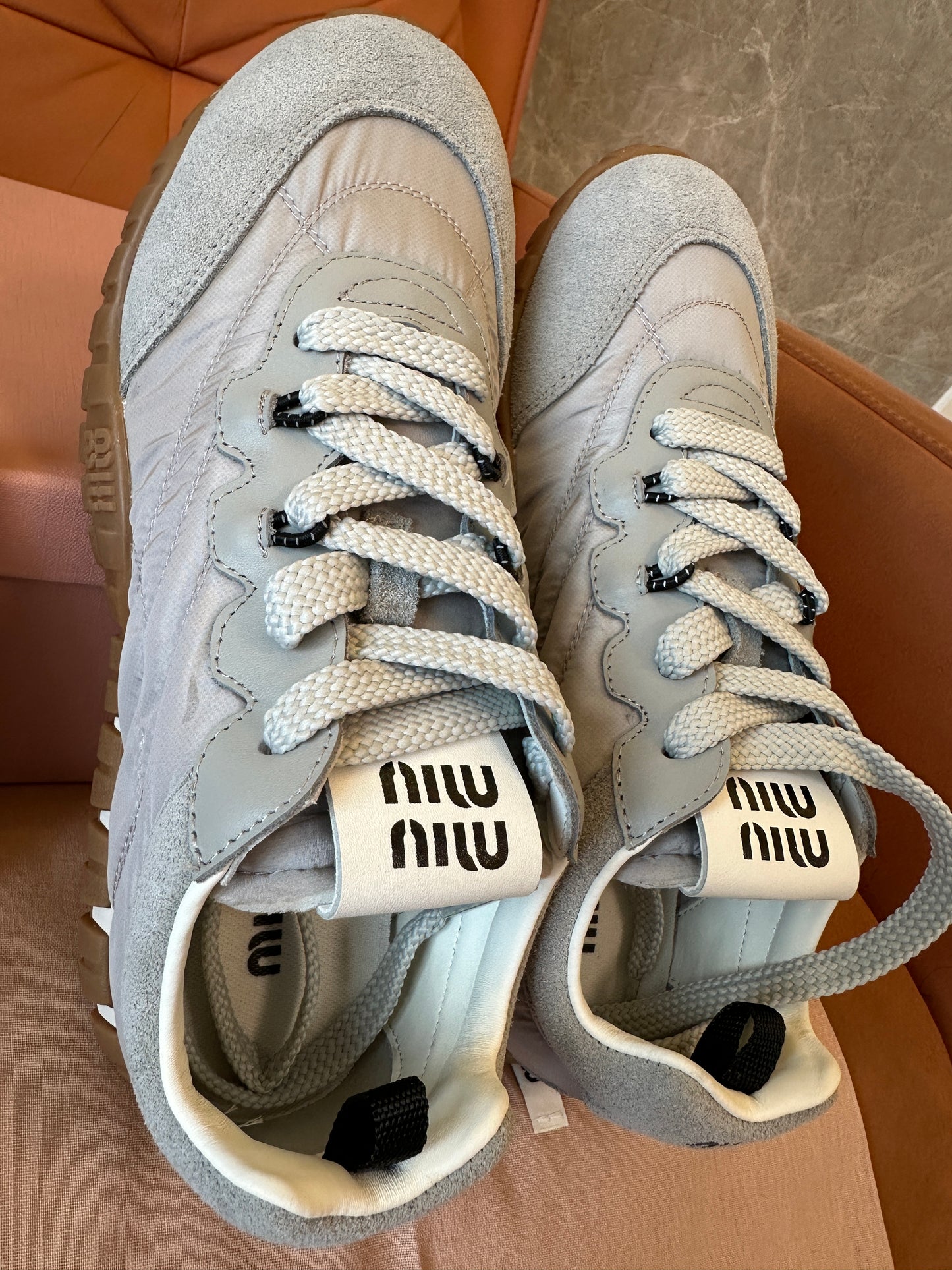Sapatilhas Miu Miu de cano baixo – Nylon e Camurça Cinzentos com Sola de Borracha