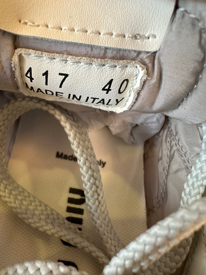 Sapatilhas Miu Miu de cano baixo – Nylon e Camurça Cinzentos com Sola de Borracha