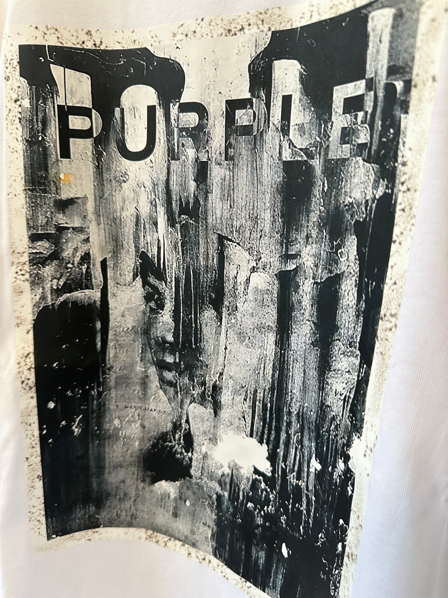 T-Shirt Gráfica Oversized Purple Brand – Branca com Estampado Abstrato Preto