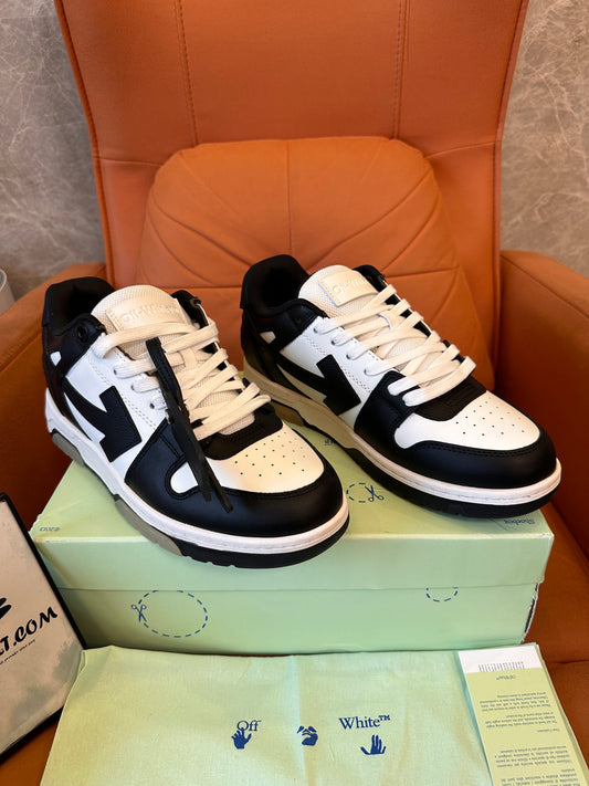 Tênis Off-White™ cano baixo com estampa de flechas em preto e branco