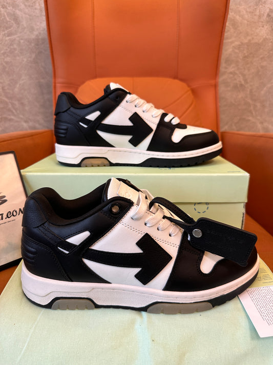 Tênis Off-White™ cano baixo com estampa de flechas em preto e branco