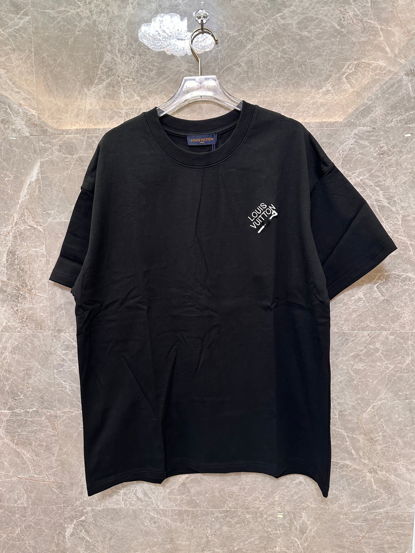 Camiseta de algodón negra para hombre de Louis Vuitton con detalles de logotipo