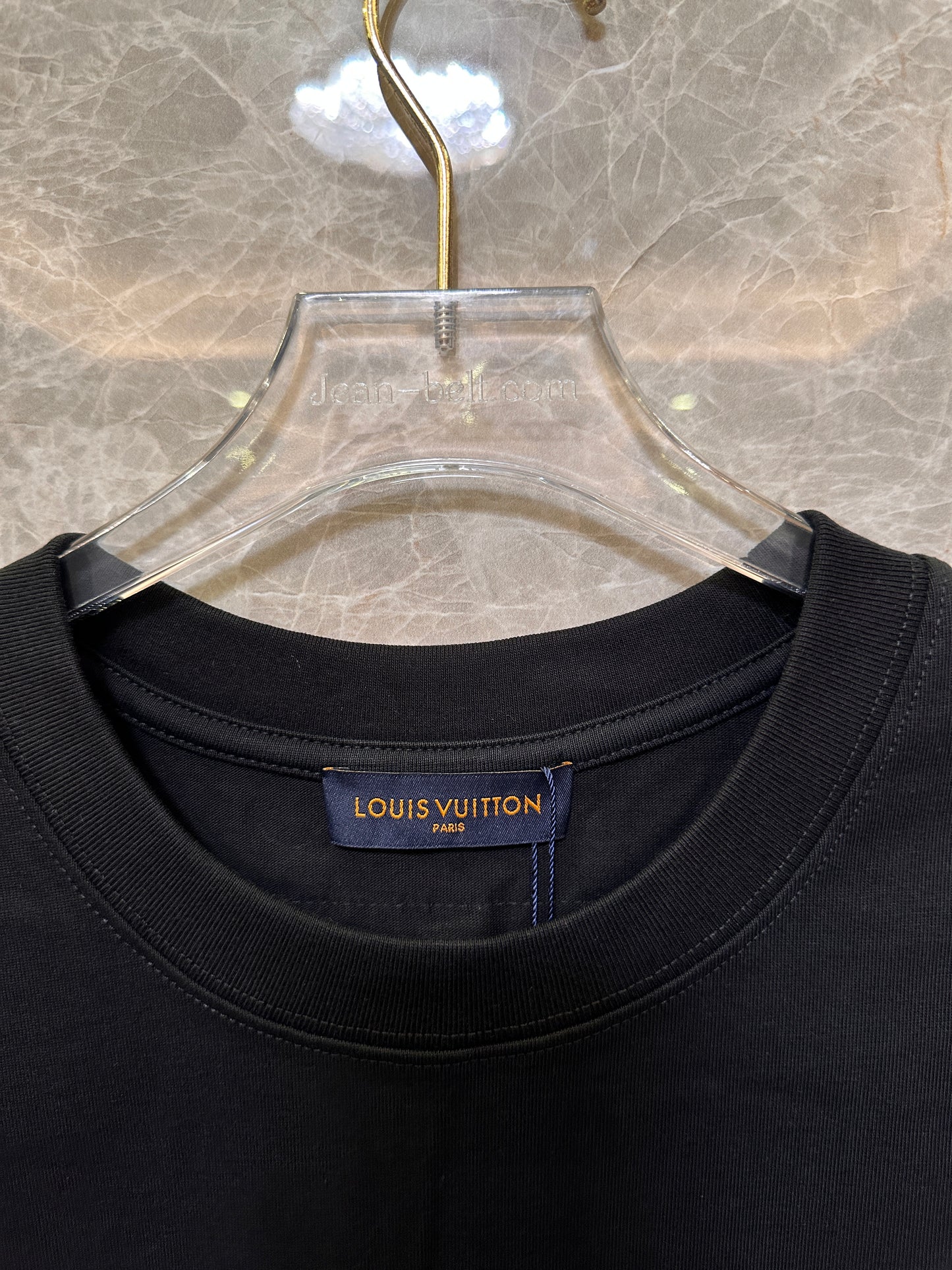 Camiseta de algodón negra para hombre de Louis Vuitton con detalles de logotipo