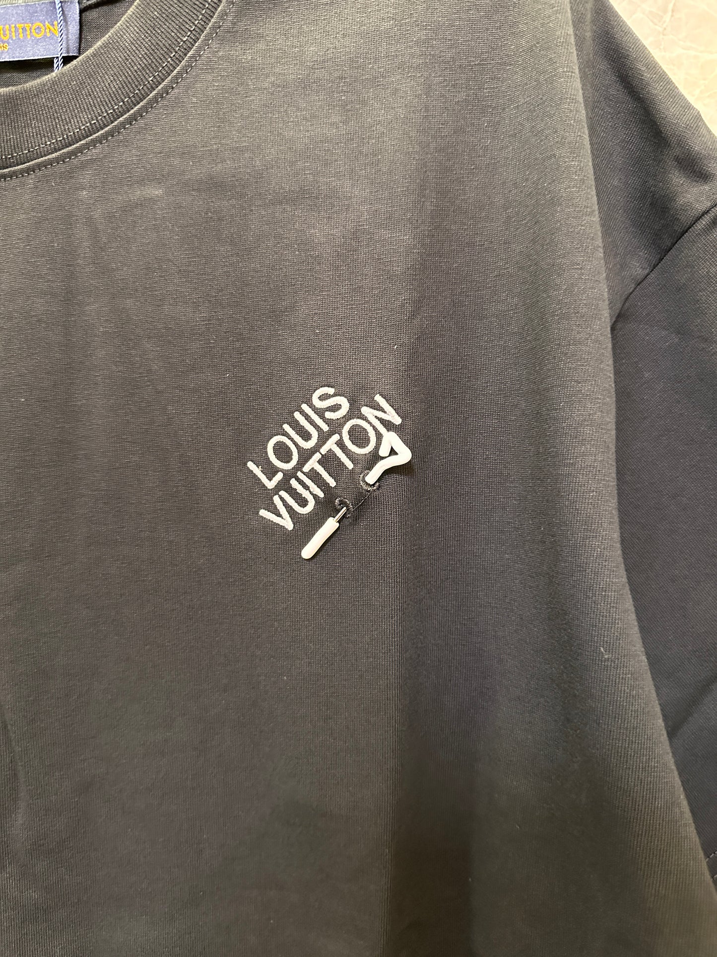 Camiseta de algodón negra para hombre de Louis Vuitton con detalles de logotipo