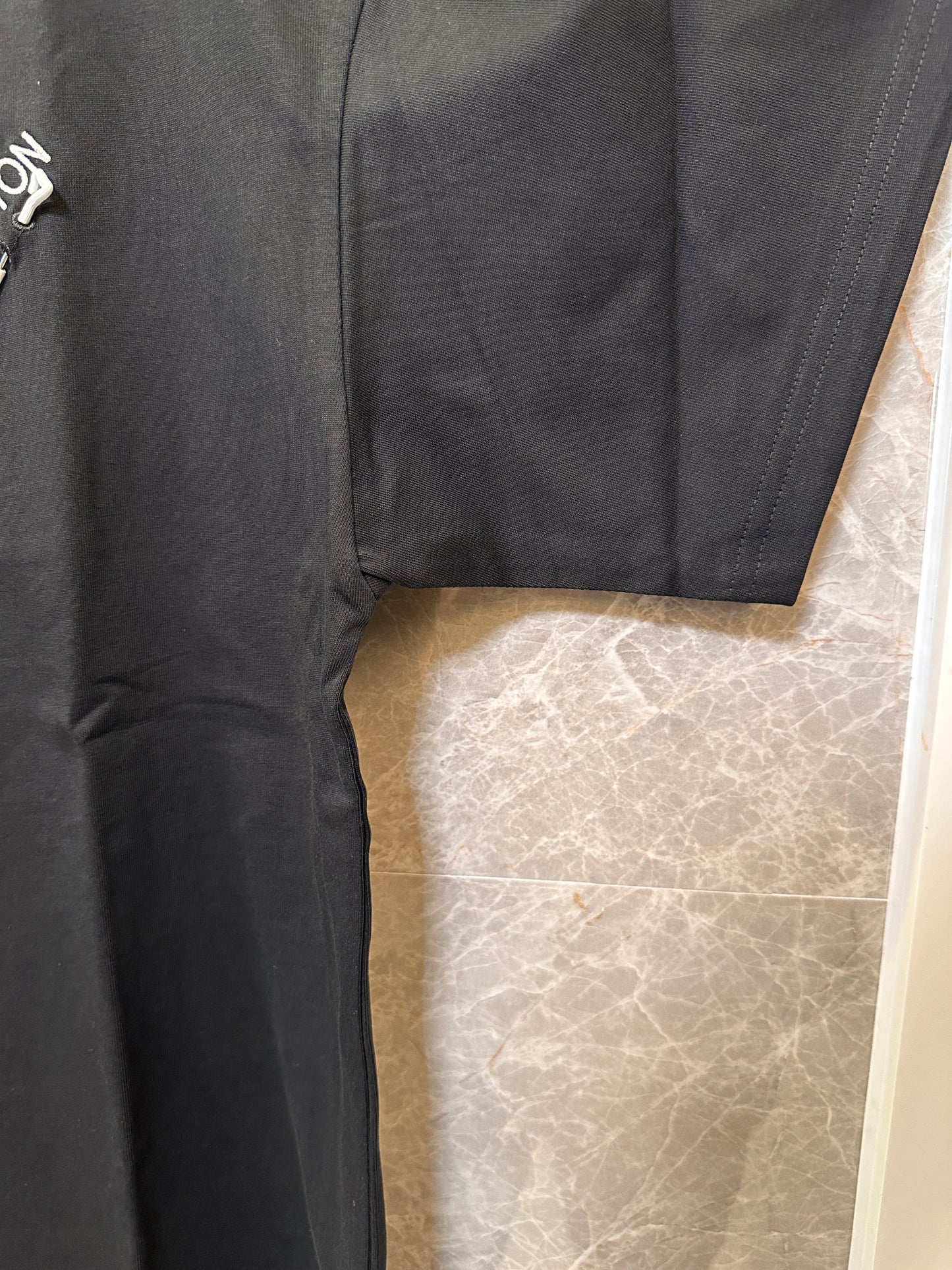 Camiseta de algodón negra para hombre de Louis Vuitton con detalles de logotipo