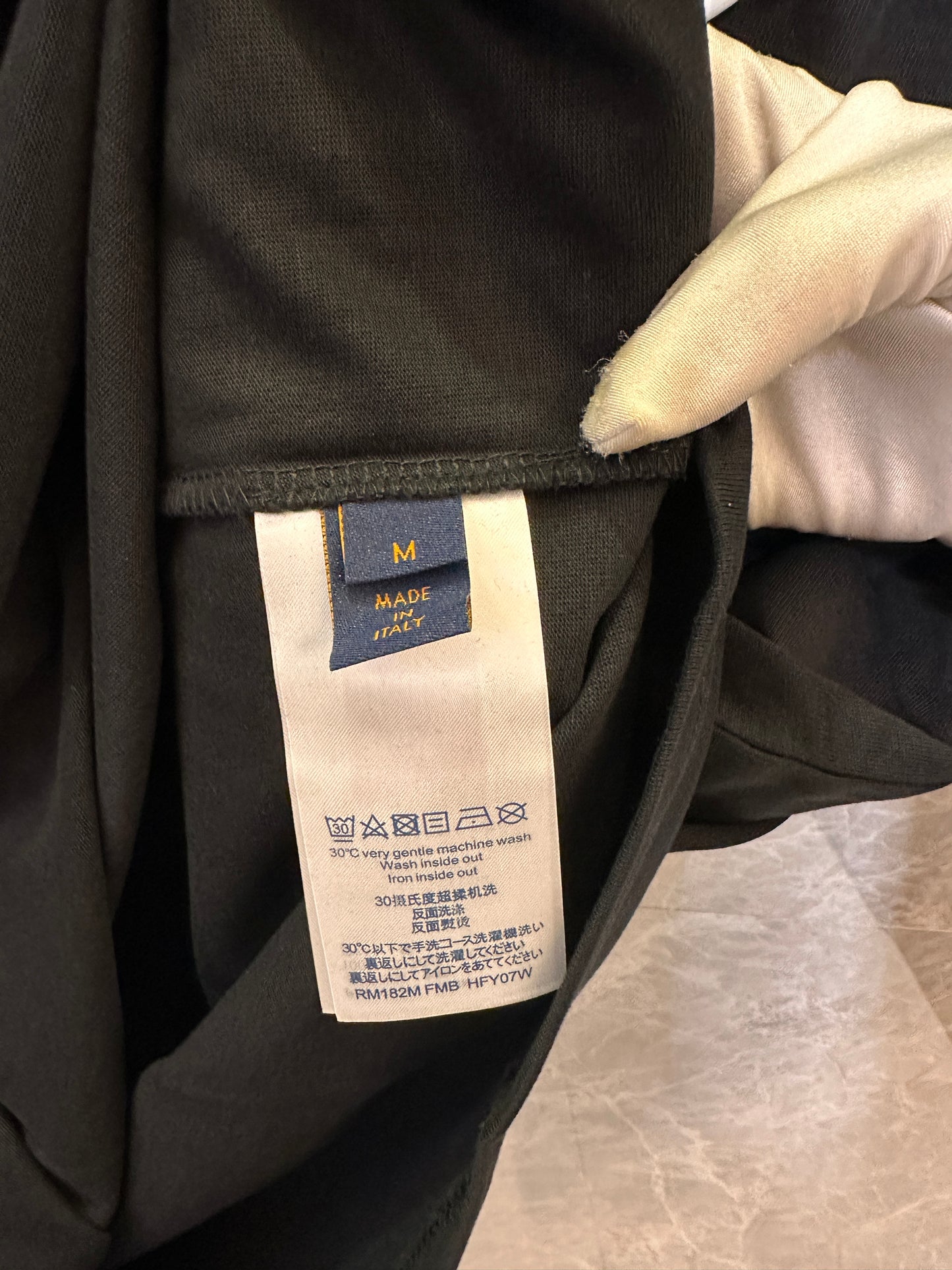 Camiseta de algodón negra para hombre de Louis Vuitton con detalles de logotipo