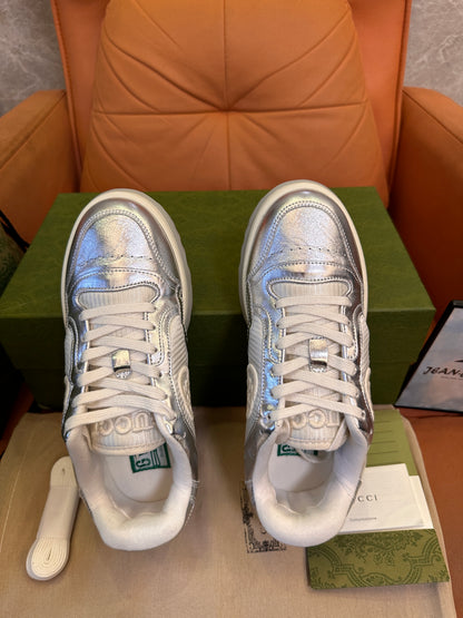 Tênis femininos Gucci prata metálico