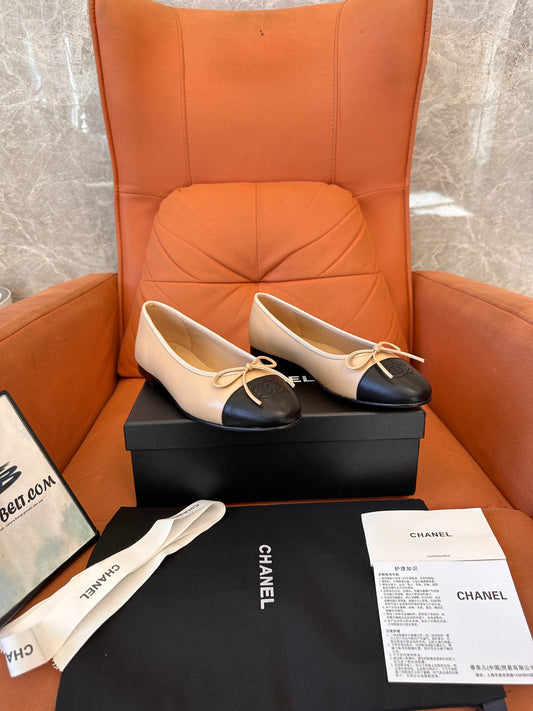 Bailarinas Chanel de piel beige y negra