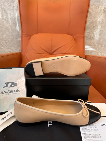 Bailarinas Chanel de piel beige y negra
