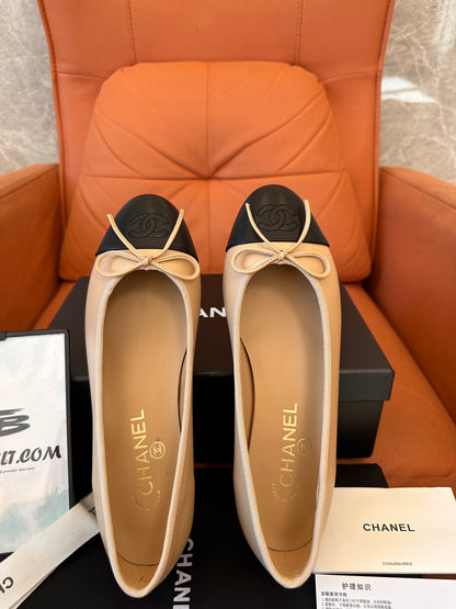 Bailarinas Chanel de piel beige y negra