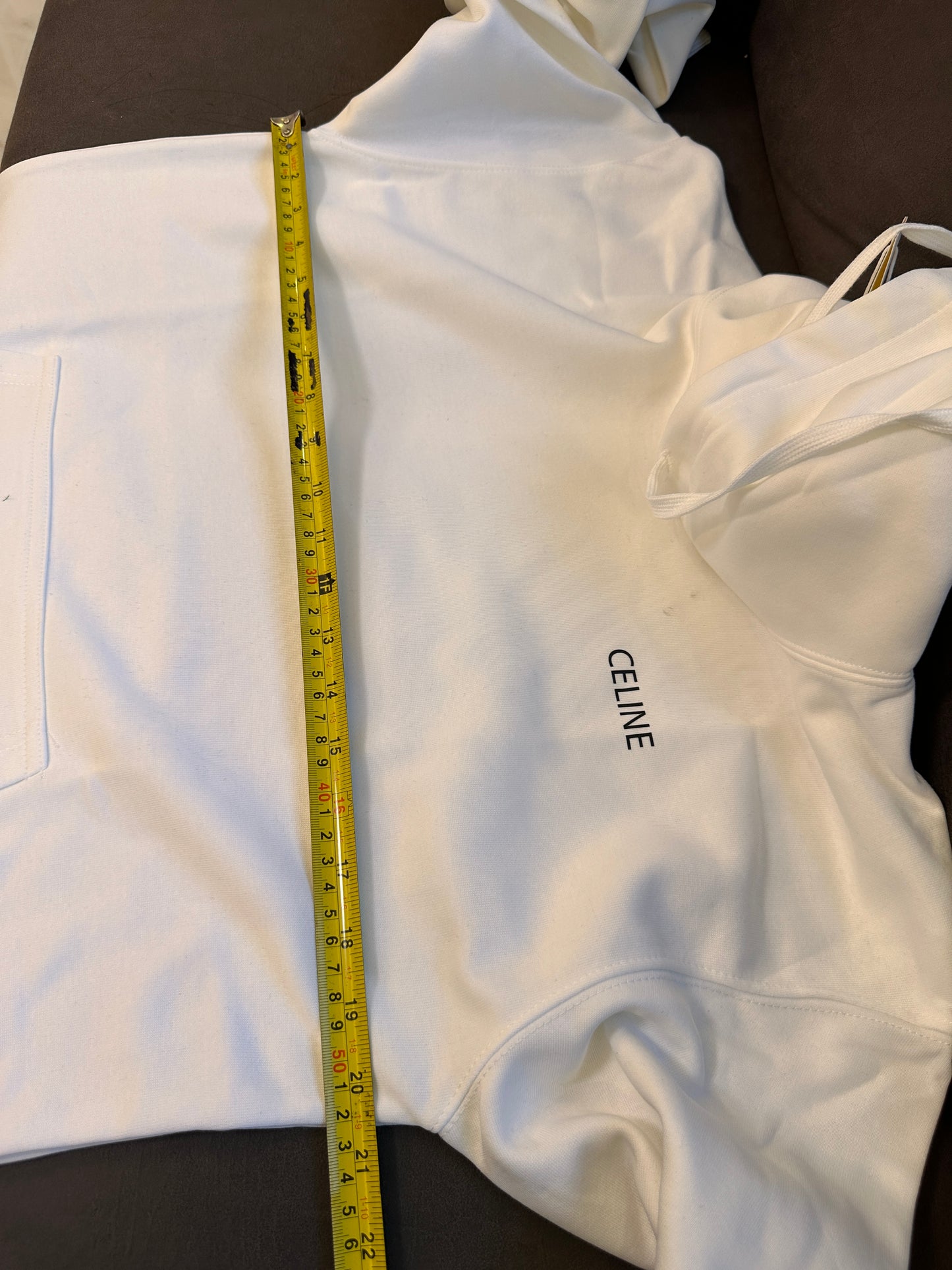 Sudadera blanca con capucha de Celine y logotipo minimalista