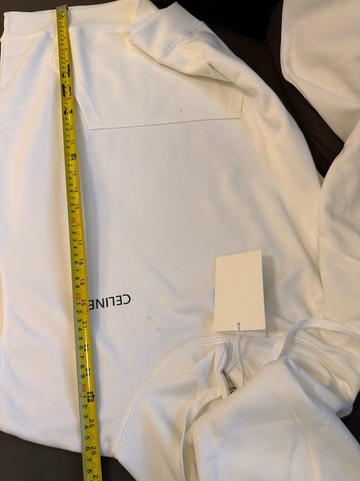 Sudadera blanca con capucha de Celine y logotipo minimalista