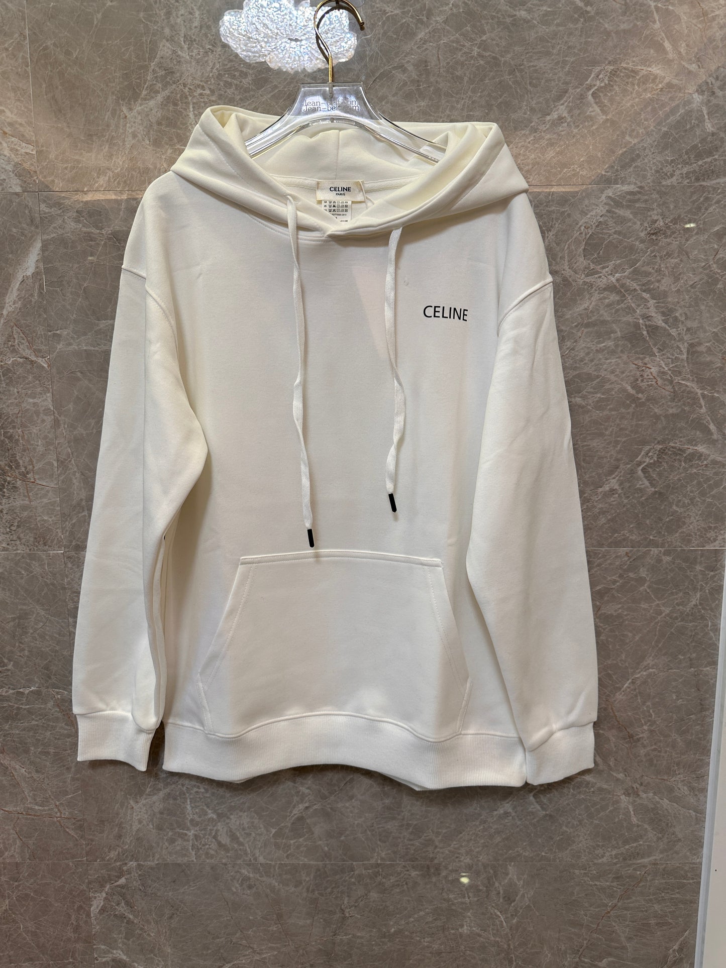Sudadera blanca con capucha de Celine y logotipo minimalista