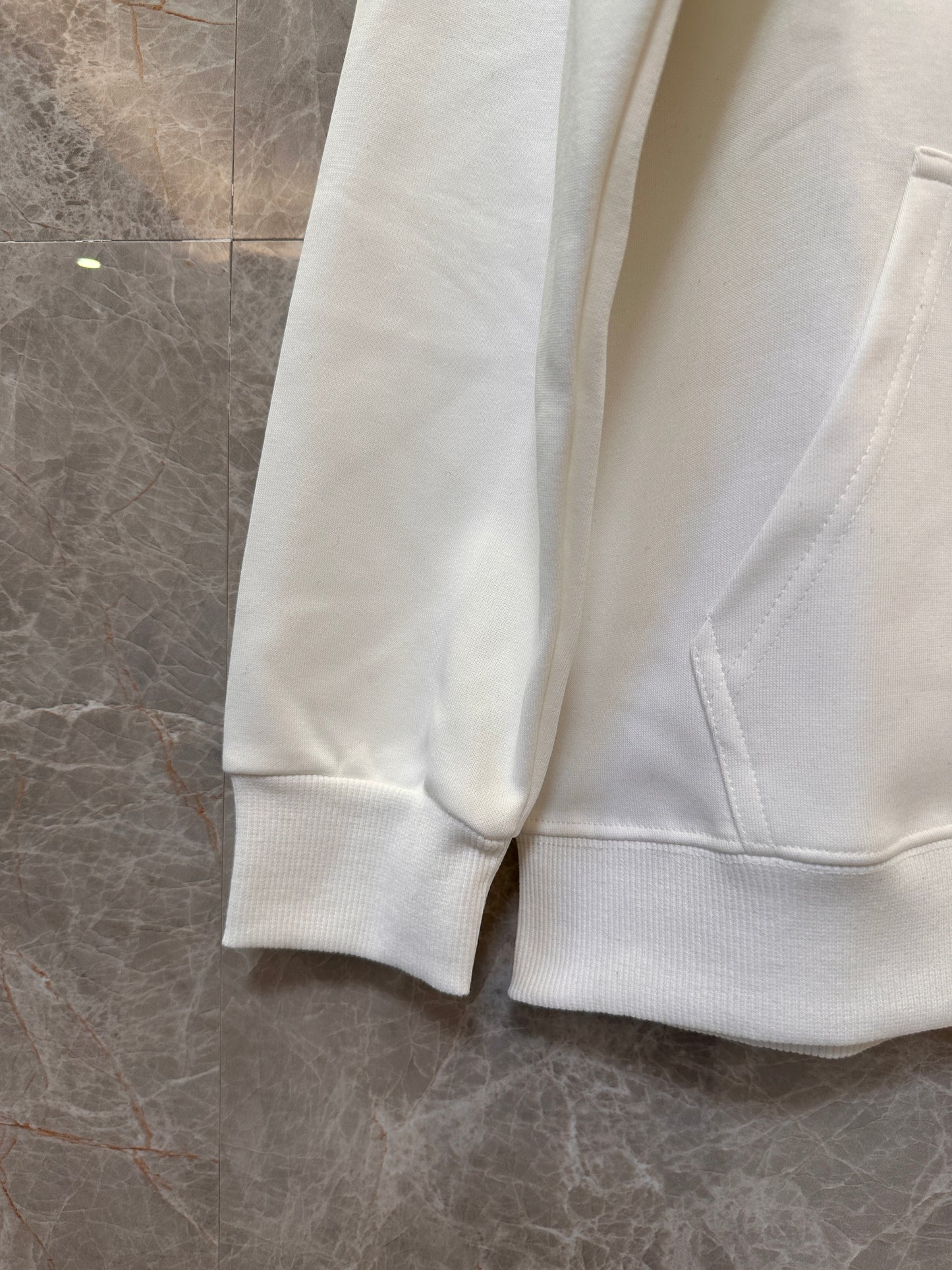 Sudadera blanca con capucha de Celine y logotipo minimalista