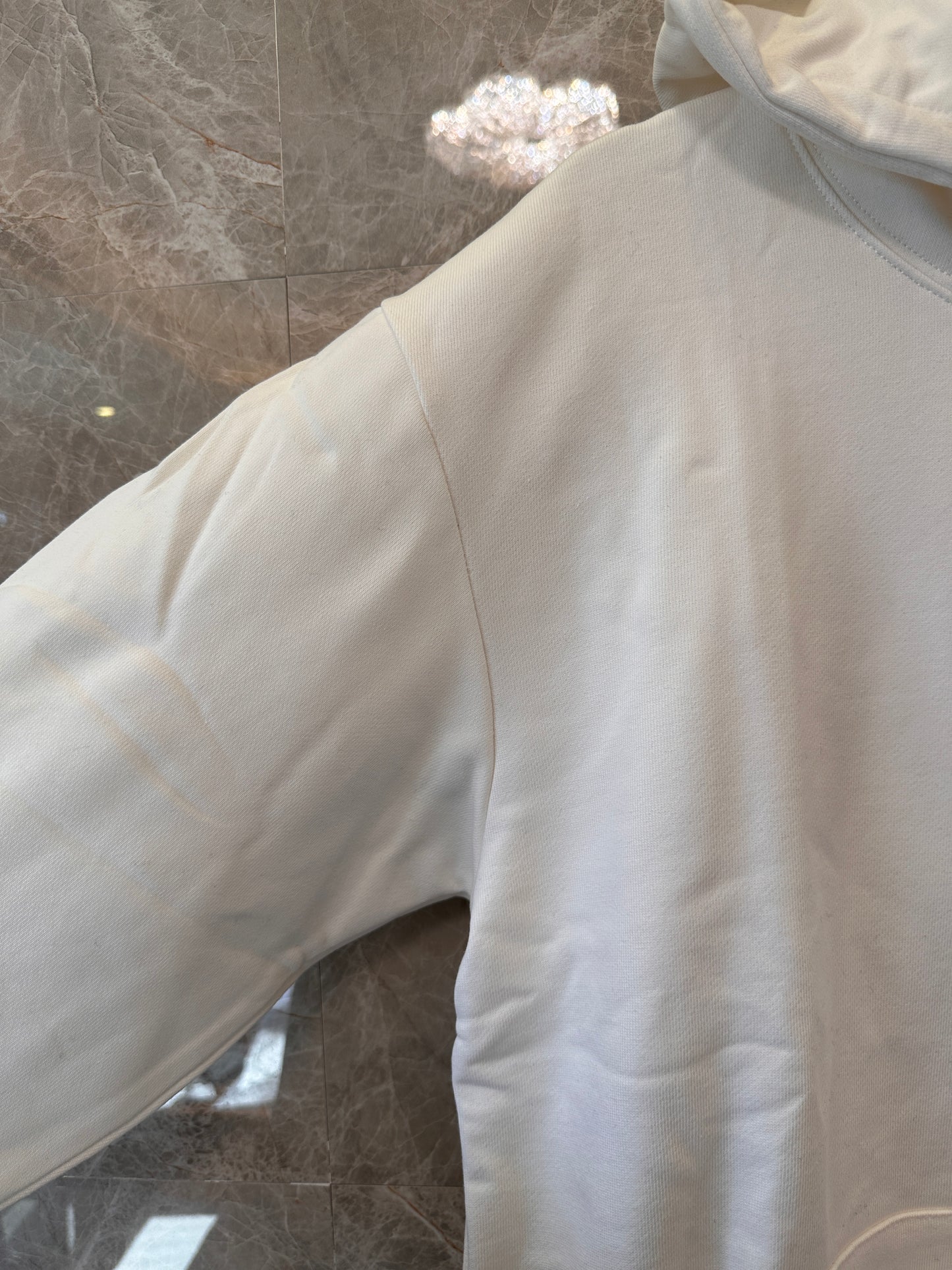 Sudadera blanca con capucha Gucci y logotipo de doble G