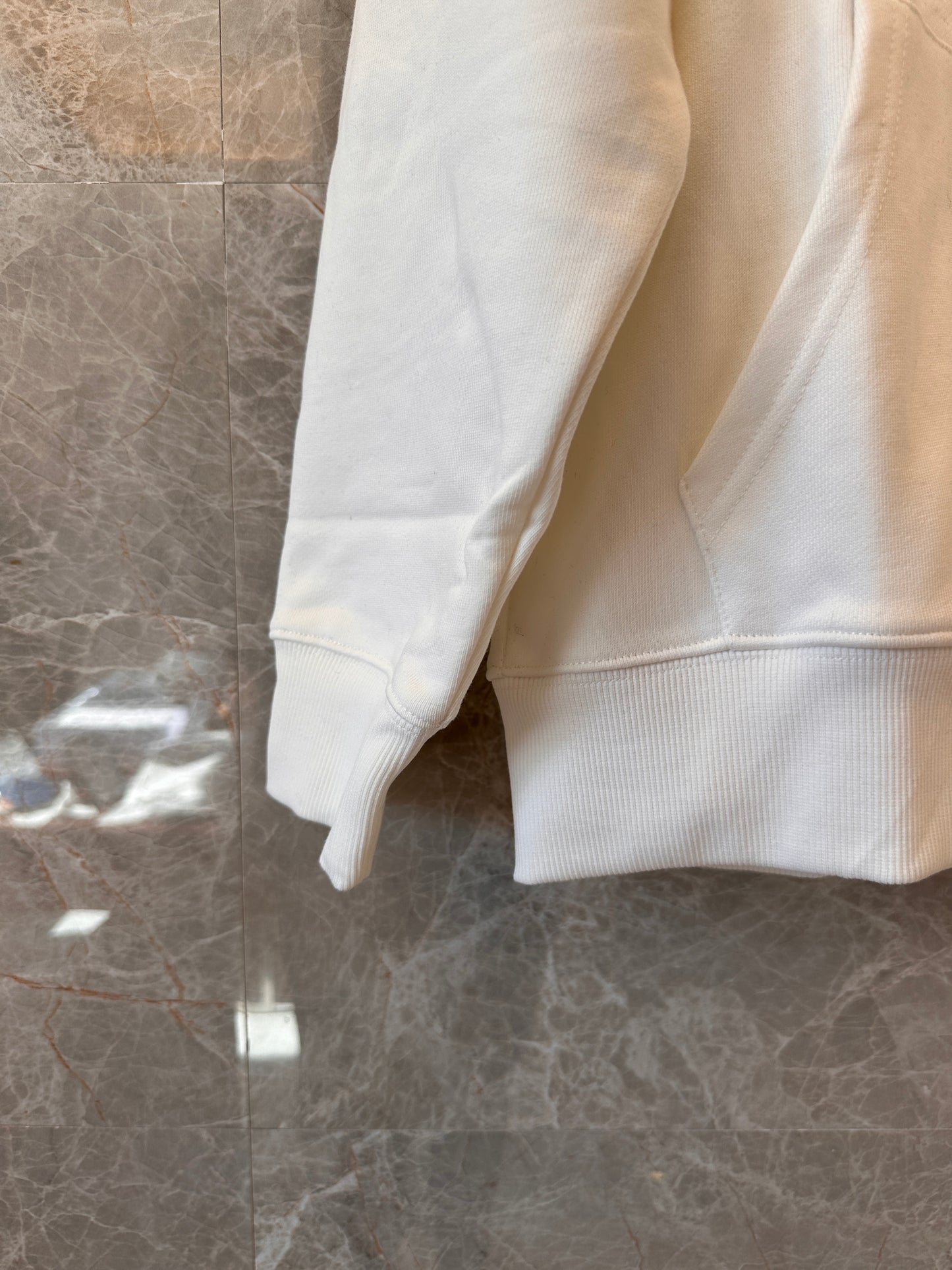 Sudadera blanca con capucha Gucci y logotipo de doble G