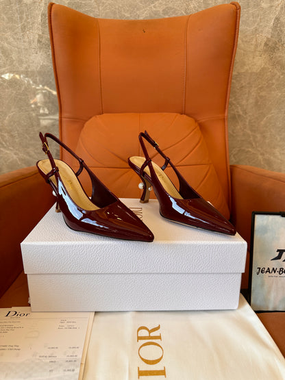 Sapatos de salto alto Dior em couro envernizado na cor vinho tinto