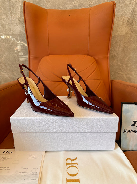 Zapatos de tacón de tira trasera de charol Dior en color vino tinto