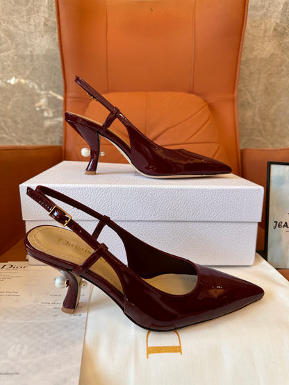 Sapatos de salto alto Dior em couro envernizado na cor vinho tinto