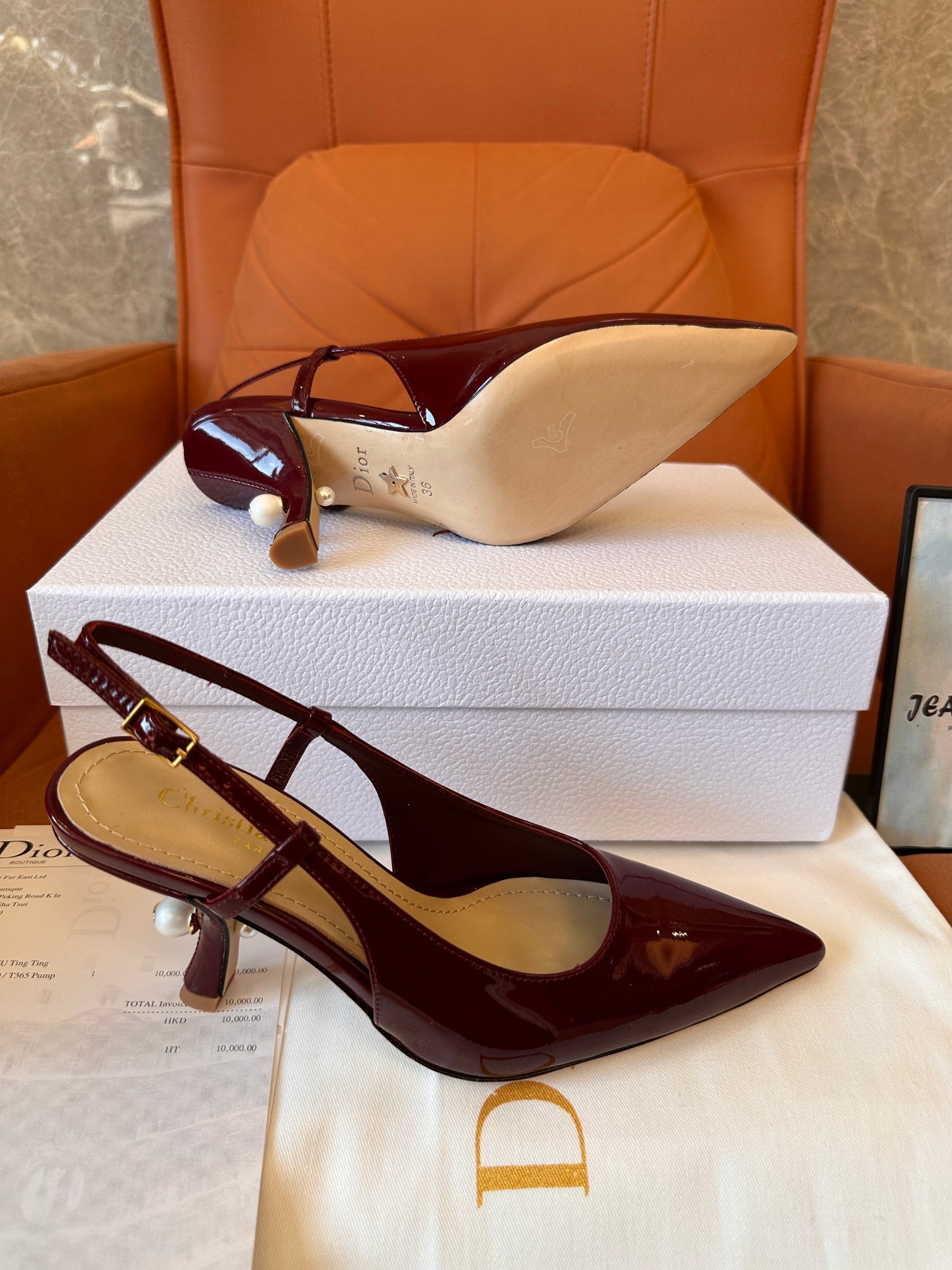 Sapatos de salto alto Dior em couro envernizado na cor vinho tinto