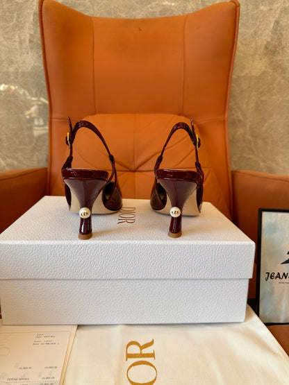 Sapatos de salto alto Dior em couro envernizado na cor vinho tinto
