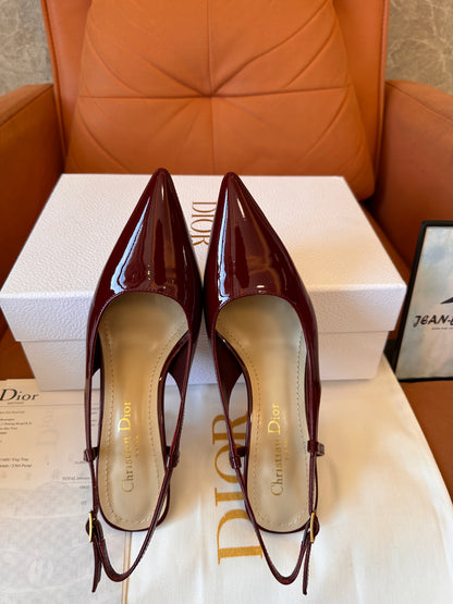 Sapatos de salto alto Dior em couro envernizado na cor vinho tinto