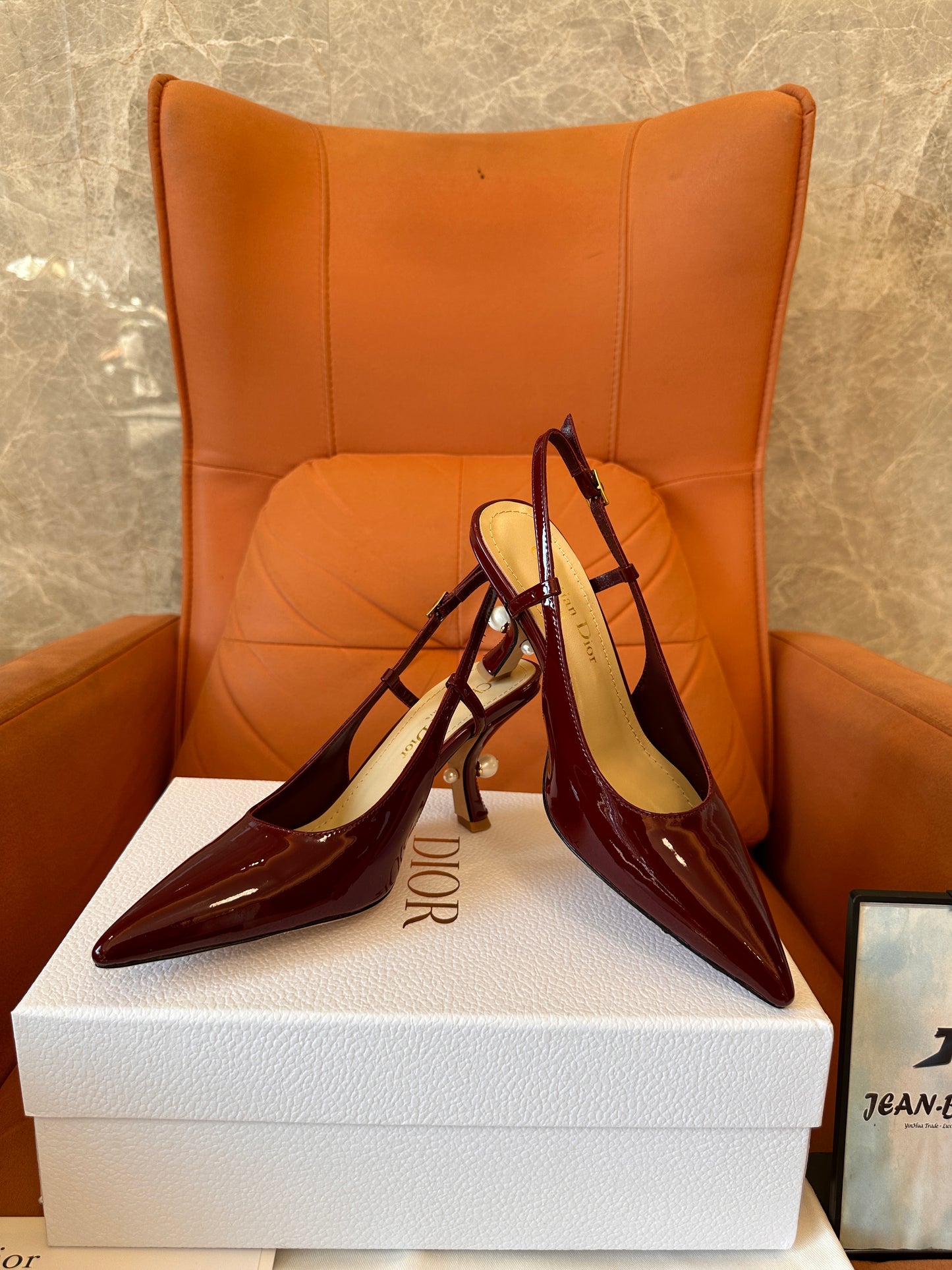 Sapatos de salto alto Dior em couro envernizado na cor vinho tinto