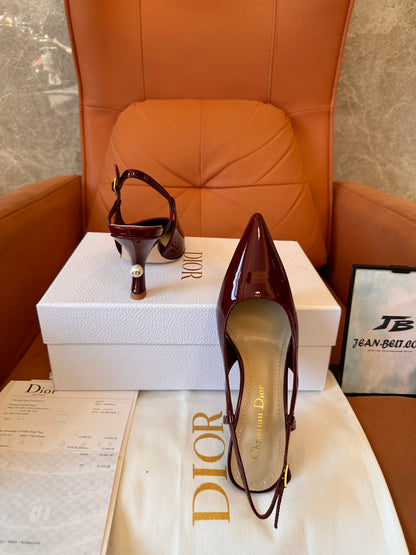 Sapatos de salto alto Dior em couro envernizado na cor vinho tinto