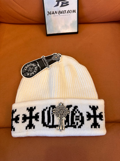 Gorro bordado em cruz com corações cromados - gorro de malha com emblema prateado