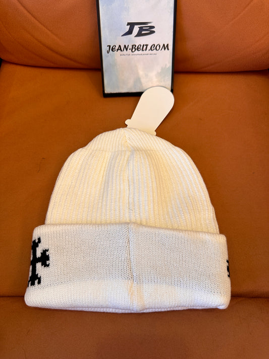 Gorro de punto con bordado de cruz de Chrome Hearts y emblema plateado.