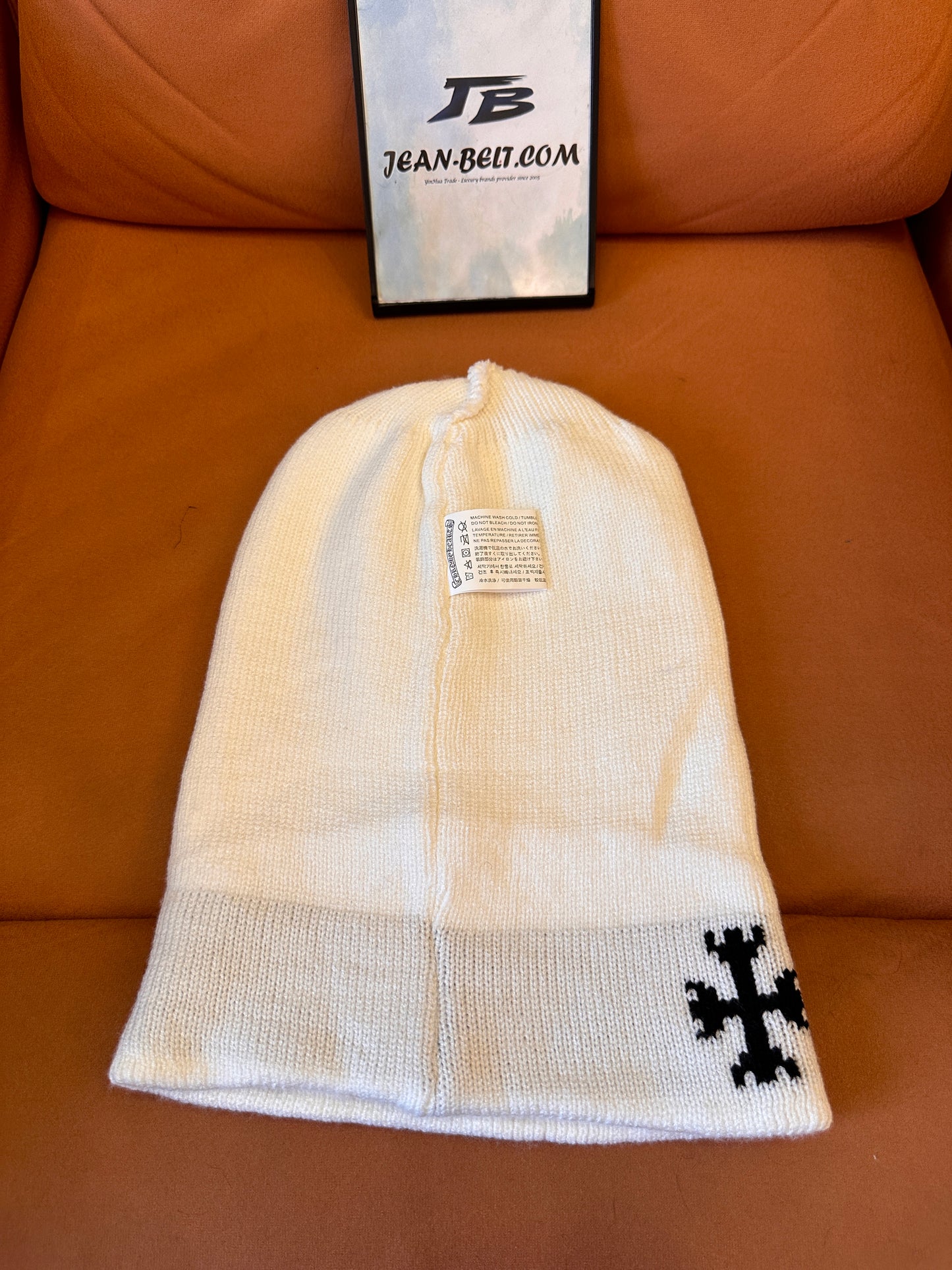 Gorro bordado em cruz com corações cromados - gorro de malha com emblema prateado