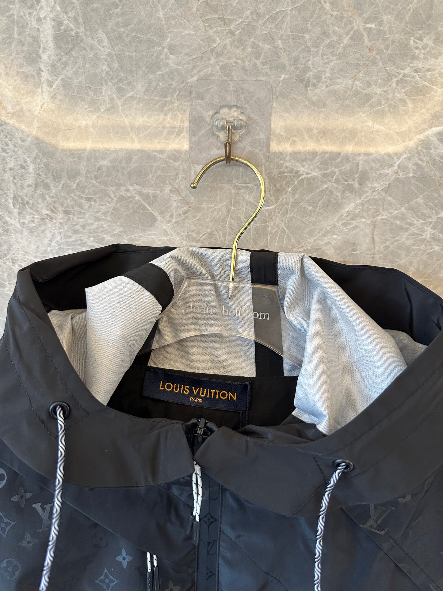 Blusão com Capuz Louis Vuitton Monogram Panel – Preto
