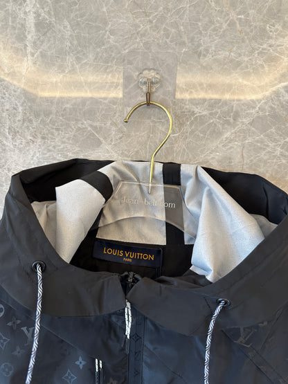 Blusão com Capuz Louis Vuitton Monogram Panel – Preto