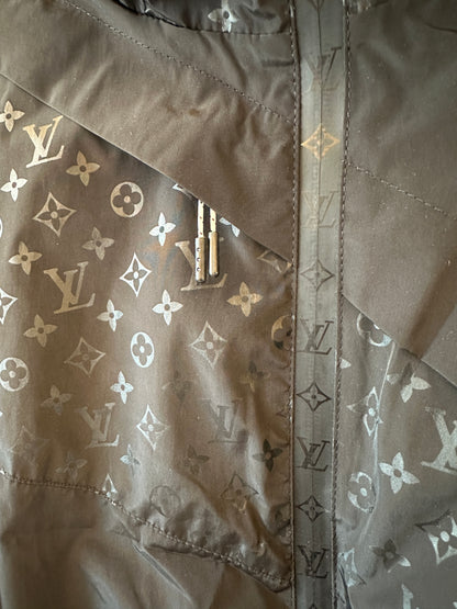 Blusão com Capuz Louis Vuitton Monogram Panel – Preto