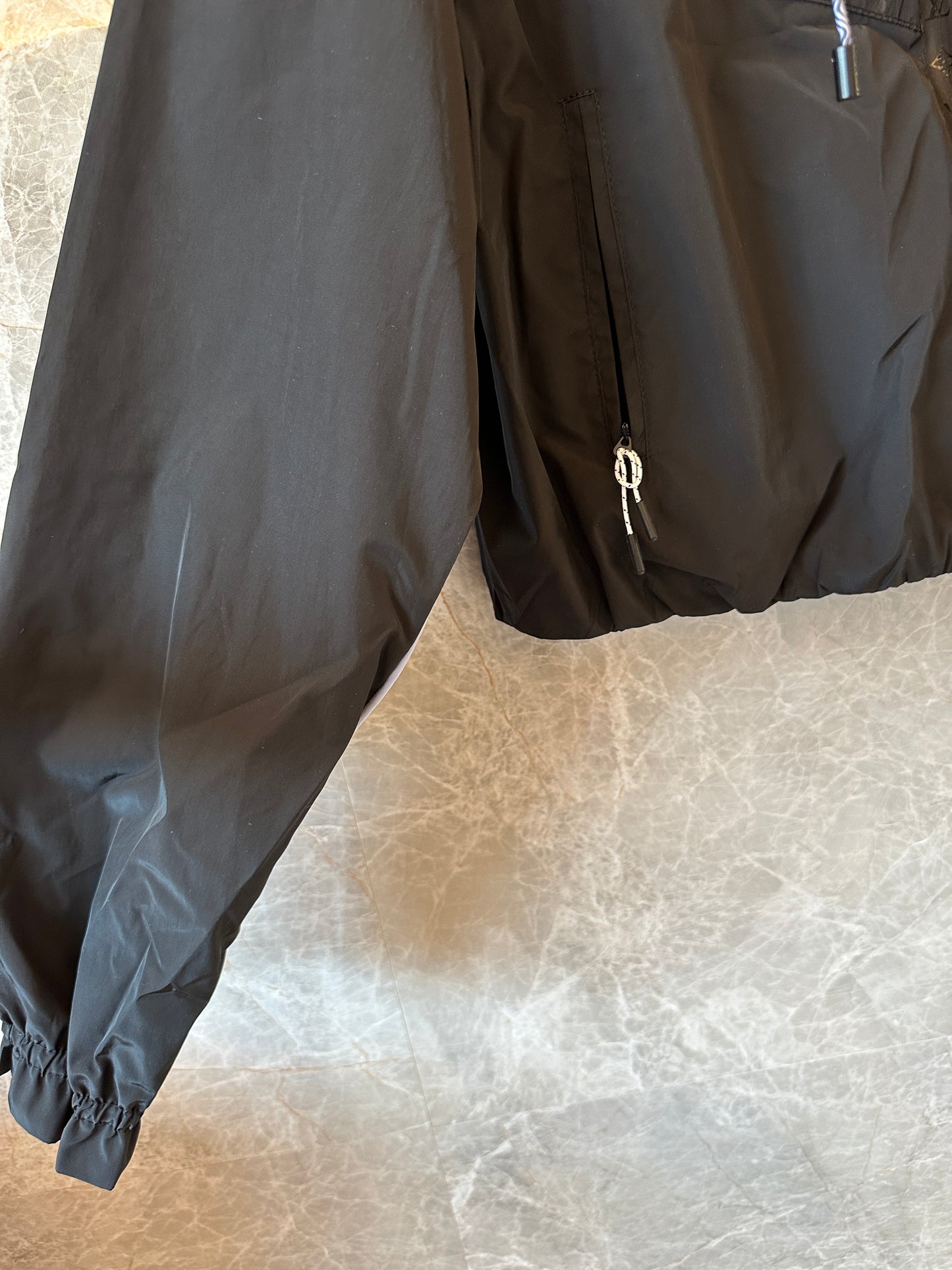 Blusão com Capuz Louis Vuitton Monogram Panel – Preto