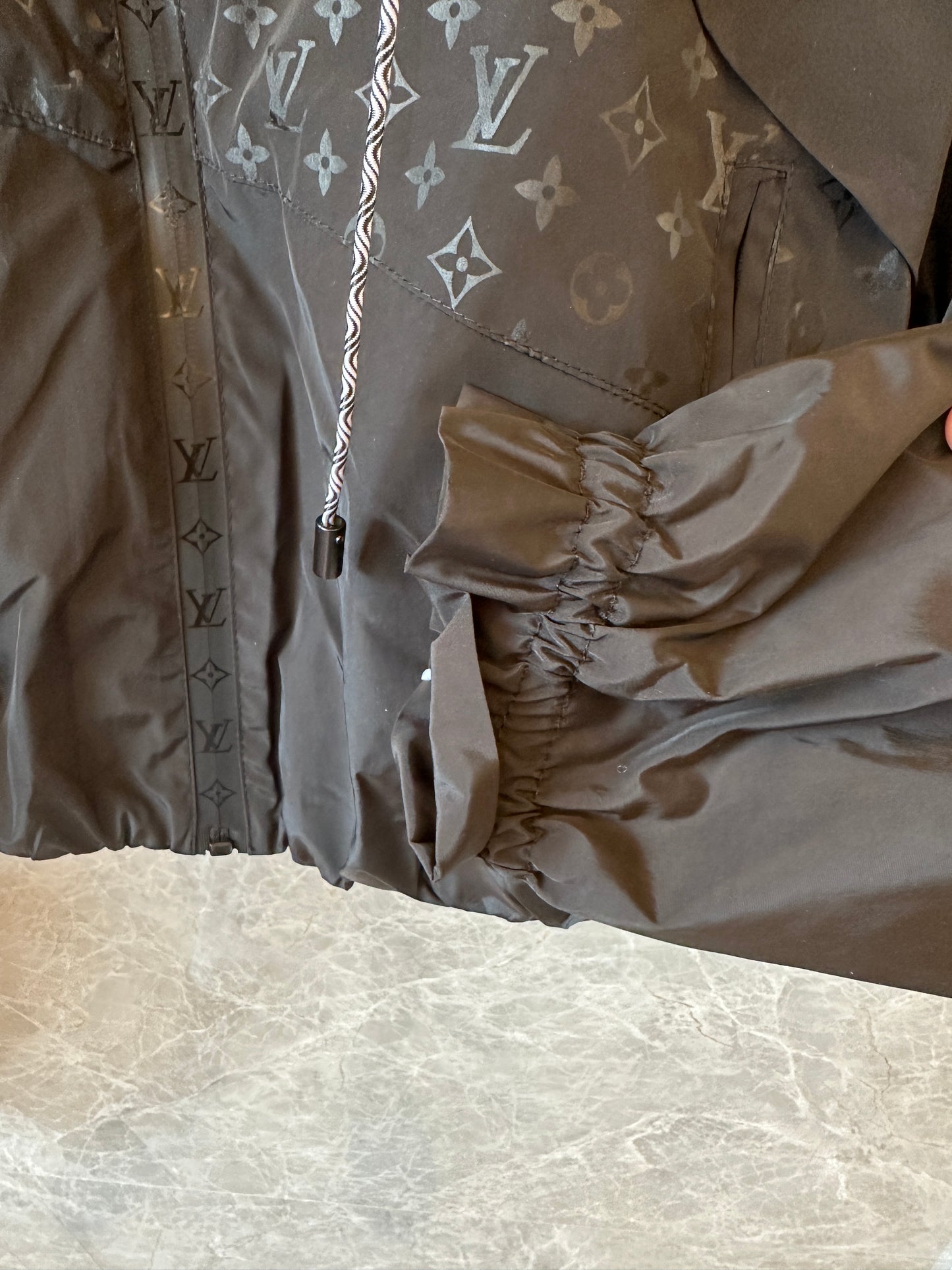 Blusão com Capuz Louis Vuitton Monogram Panel – Preto