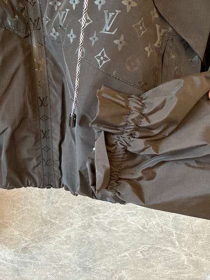 Blusão com Capuz Louis Vuitton Monogram Panel – Preto