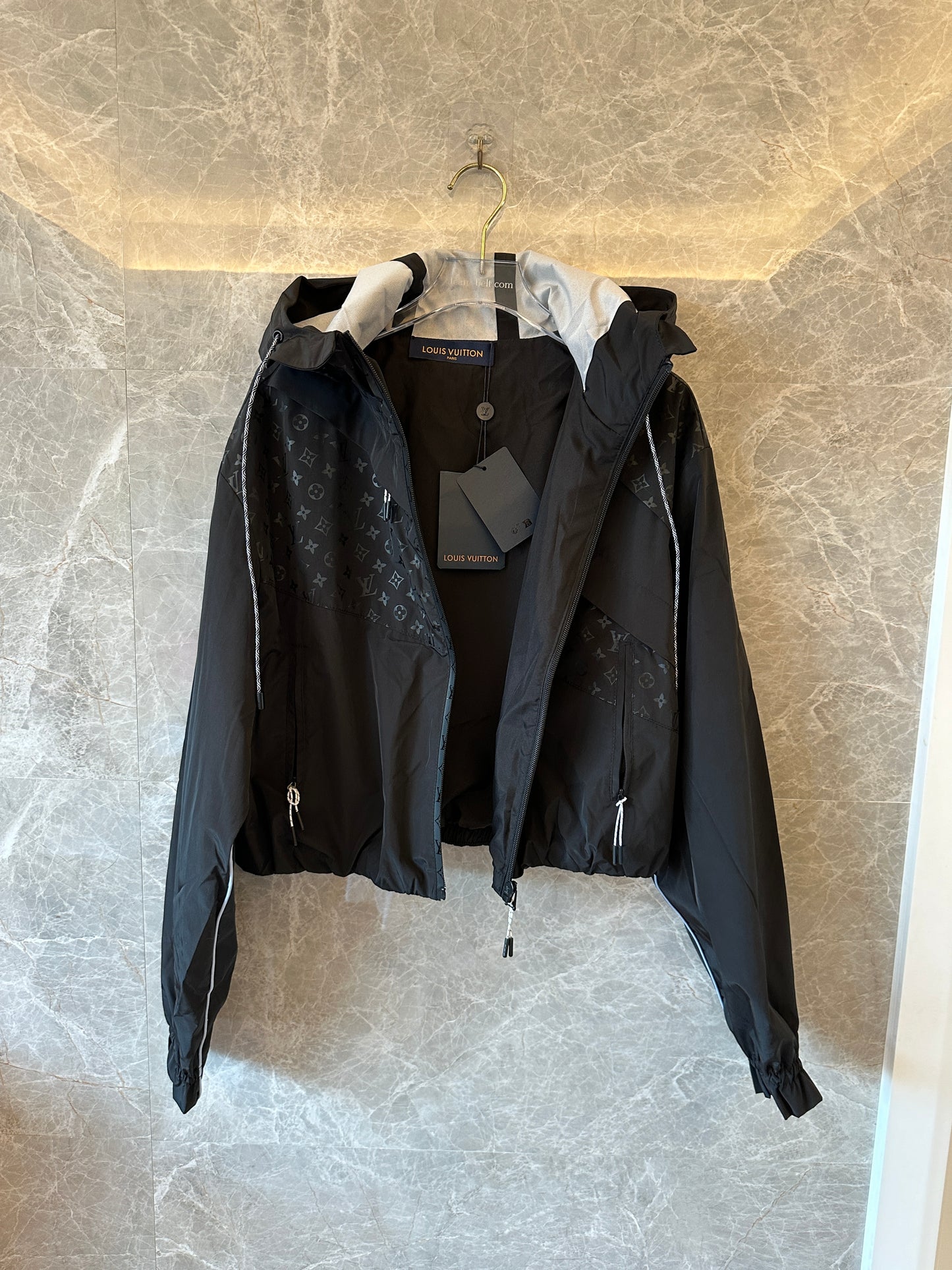 Blusão com Capuz Louis Vuitton Monogram Panel – Preto