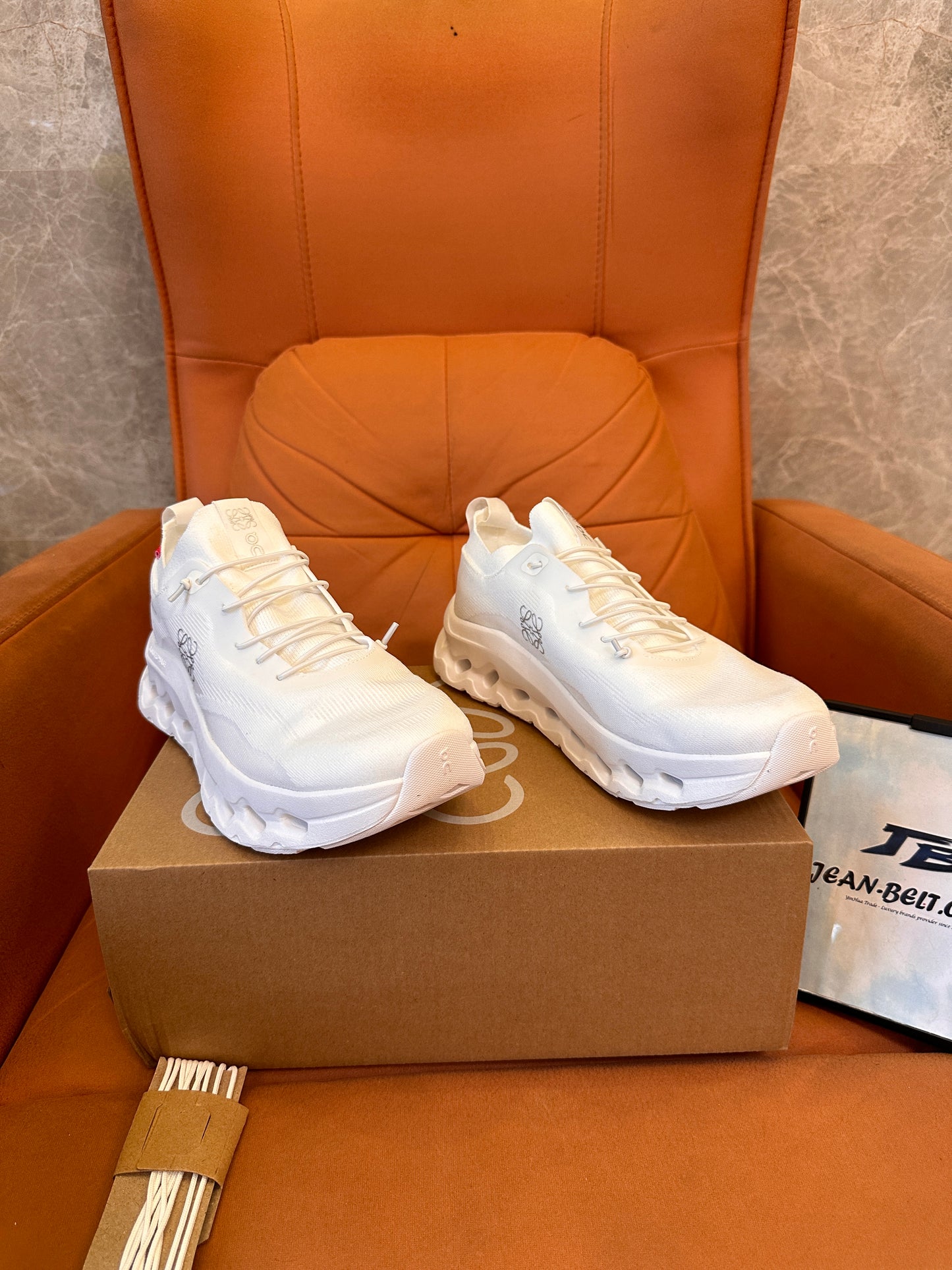 Tênis Loewe x On Cloudventure - branco leve e esportivo