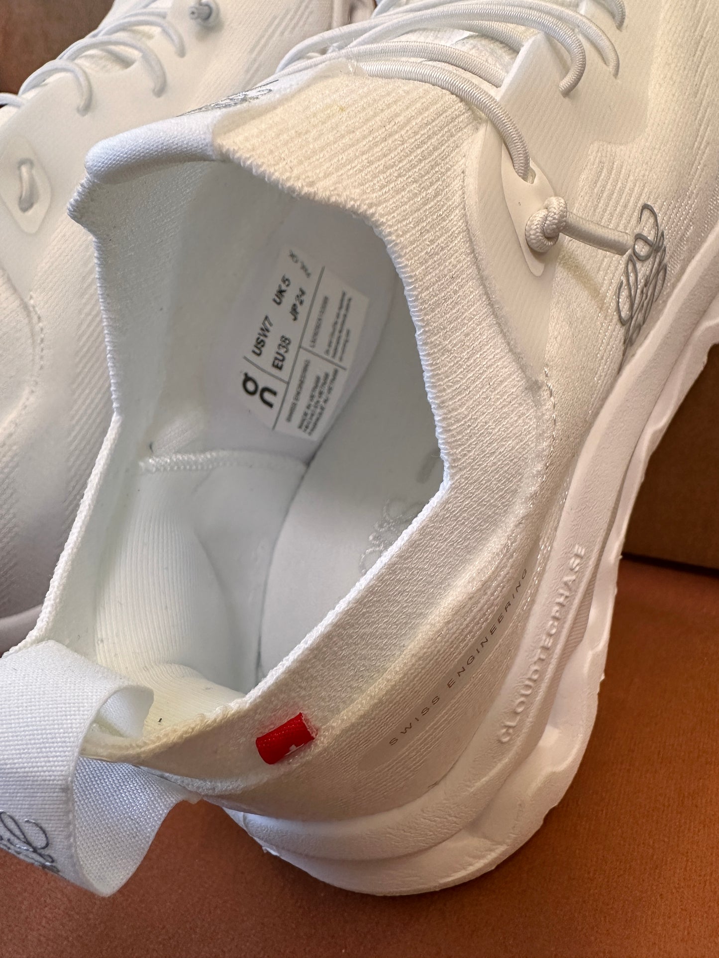 Tênis Loewe x On Cloudventure - branco leve e esportivo
